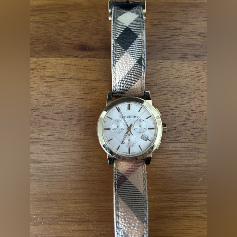 Burberry Swiss - made leather and gold watch. Women’s watch.